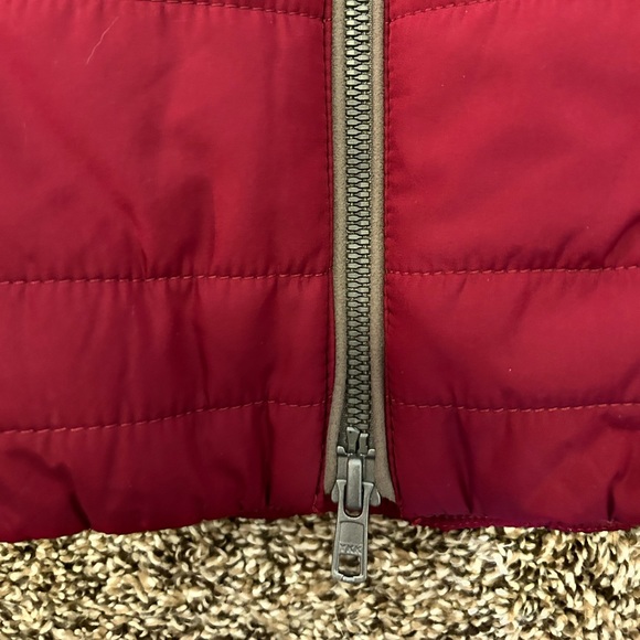 Women's Plum Puffer Vest with Faux Fur Trim - Picture 6 of 9